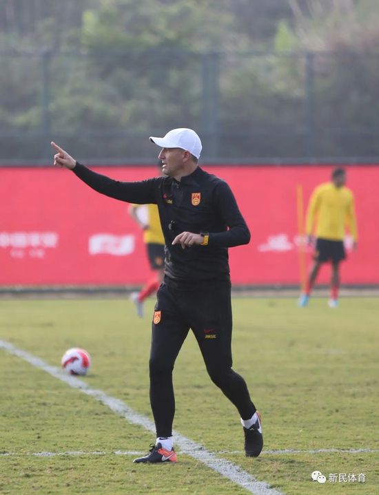 但当晚的焦点，却更多集中在牵手前来捧场的迈克尔·道格拉斯、凯瑟琳·泽塔-琼斯夫妇身上，这对于去年8月宣布分手，并且已经有一年没有在公开场合同时出现的夫妻恩爱亮相，不能不 米拉・乔沃维奇写真性感无敌 剽悍打女魅惑十足 2009-08-12 一头棕发，一双碧绿的充满俄罗斯神秘气质的眼睛，无论是《第五元素》中的“第五元素”、《圣女贞德》中的勇猛女战士、还是《致命紫罗兰》中的未来斗士、《生化危机》中的人类拯救者……米拉・乔沃维奇无时无刻 娜奥米·沃茨纽约宣传《戴安娜》 似隐似现露胸 2013-10-31 当地时间10月30日，纽约，娜奥米·沃茨出席了她主演的新片《戴安娜》在当地的首映活动，同时出席的还有该片主演纳威恩·安德利维斯等。