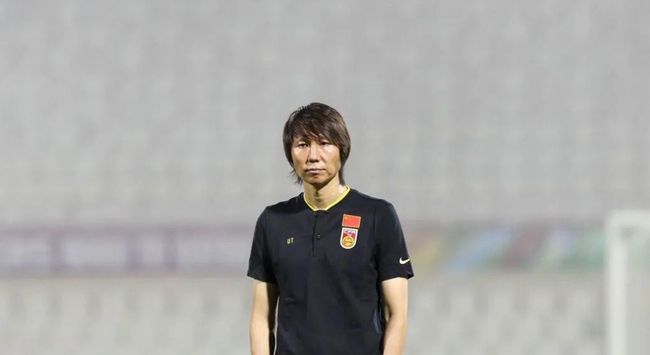 贝尔与妻子Sibi Blazic近日将迎来他们的第二个孩子，国外媒体已经证实其妻子 “乌云背后”导演新片改名 贝尔饰演行骗高手 2013-04-16 、克里斯蒂安·贝尔、艾米·亚当斯四位与拉塞尔合作过的大腕齐齐加盟，令人期待。