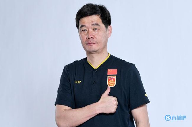 白蛇作为修行千年、道行更深的姐姐，扮演着引导者和保护者的角色；而青蛇则更像一个懵懂、顽皮的妹妹。