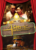 ”照片中，多多穿着睡衣，头戴粉色发带，在化妆桌前对着镜子描眉画眼，有模有样的，非常可爱。