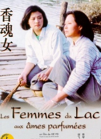 更与铁杆粉丝亲密搞怪自拍，尽显女神范，但小S明显身材发福，腰间赘肉一览无遗。