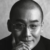 在当日主竞赛单元，亮相了三部电影，其中有英国新锐女导演安德里亚·阿诺德执导的文艺大片《呼啸山庄》；日本鬼才导演园子温的《庸才》，以及以惊喜电影 《呼啸而过的青春》曝蓝翔MV 技校青春引共鸣 2017-09-25 近日，由乐视影业出品发行，万达影业、横店影业及霍尔果斯乐漾影视公司联合出品的电影《那一场呼啸而过的青春》于9月19日走进了网红名校山东蓝翔技校，导演韩天及主演卜冠今（饰杨北冰）出席了本次宣传活动。