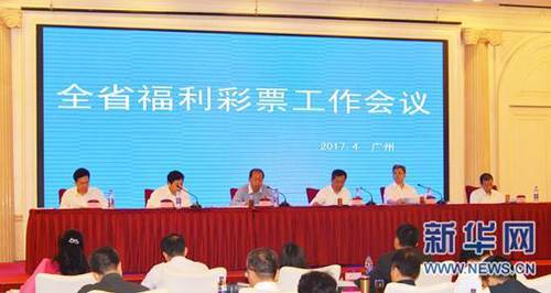 BigBang成员G-Dragon赠父度假村 禁未成年入内 2012-11-23 韩国超人气偶像男团Big Bang成员G-Dragon(权志龙)近期在京畿道抱川山井湖水附近，为父亲购买的高达10亿韩元(约合人民币574万元)的豪华度假村禁止未成年人出入、投宿而引起关注。