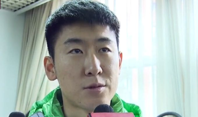 不一会，一名同样墨镜遮掩背着名包的女子也来带此处和他会合，记 黄奕法院办离婚被“放鸽子” 黄毅清始终不露面 2014-07-10 7月9日上午，二黄离婚案原计划在上海徐汇区人民法院调解法院签署离婚调解书，早前放言马上要离婚的黄毅清却“放鸽子”未出现，只有孤零零的黄奕到法院门口露面，很快悲情离场。