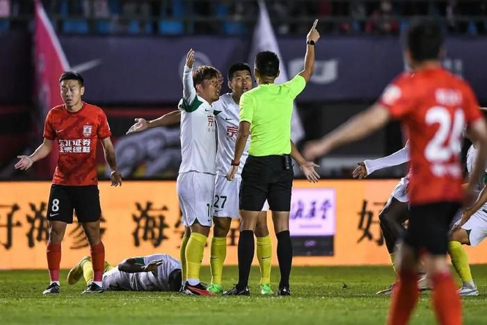 香港影业协会理事长洪祖星则认为《哪吒2》会成为内地电影在香港电影市场的交流转折，“以前内地片在香港的发行商或者院线都不太重视，如果这次《哪吒2》能成功，相信可以吸引更多特别题材的影片来港，以往好莱坞电影占据香港市场70%，现在已经跌来近一半，内地电影大可抢占市场的空窗期。