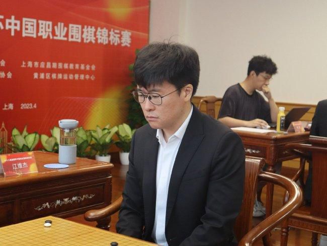 年男人以及一位学习艺术的女大学生的故事。