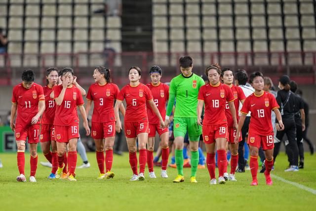 杰拉德·巴特勒、尼可拉·科斯特-瓦尔道均身着西服套装帅气现 期待！