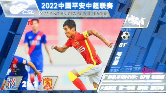 每年一度的 “小甜甜”布兰妮新专辑发布 手捧鲜花开心微笑 2013-12-04 12月3日，拉斯维加斯，“小甜甜”布兰妮·斯皮尔斯新专辑发布会，她身穿小黑裙现身，手捧鲜花，不时挥手致意，显得开心无比。
