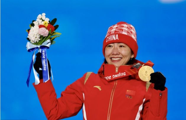 图为：克里斯·库 阿汤哥与养子看棒球赛 前妻凯蒂被传搭上克鲁尼 2013-10-17 洛杉矶当地时间10月15日，汤姆·克鲁斯与养子康诺·克鲁斯现身同看棒球赛。