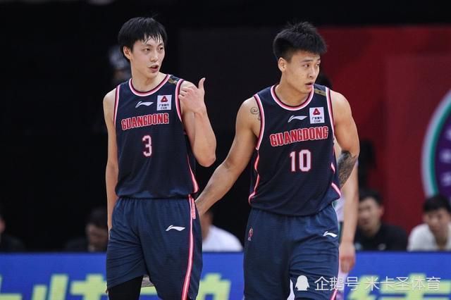 《外星+人》发布角色海报 金宇彬柳俊烈造型曝光 2022-07-04 电影《外星+人》发布角色海报，由崔东勋执导，柳俊烈、金宇彬、金泰梨、苏志燮、廉晶雅、赵宇镇等主演。