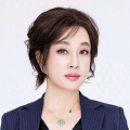 包括现场一直跟组的国安的指导老师们，有一些手势、问题、一些器材的使用，会很严谨的通过他们的指导我们再表现出来，都是很重要的。