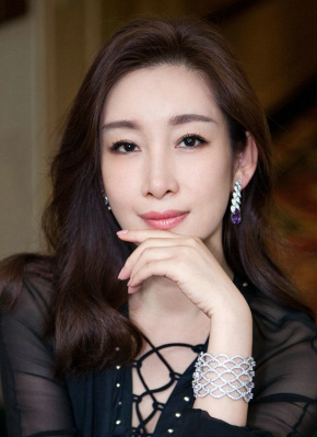 海报中，“三兄妹”聚集在蓝天下，清新明朗的氛围令人眼前一亮。